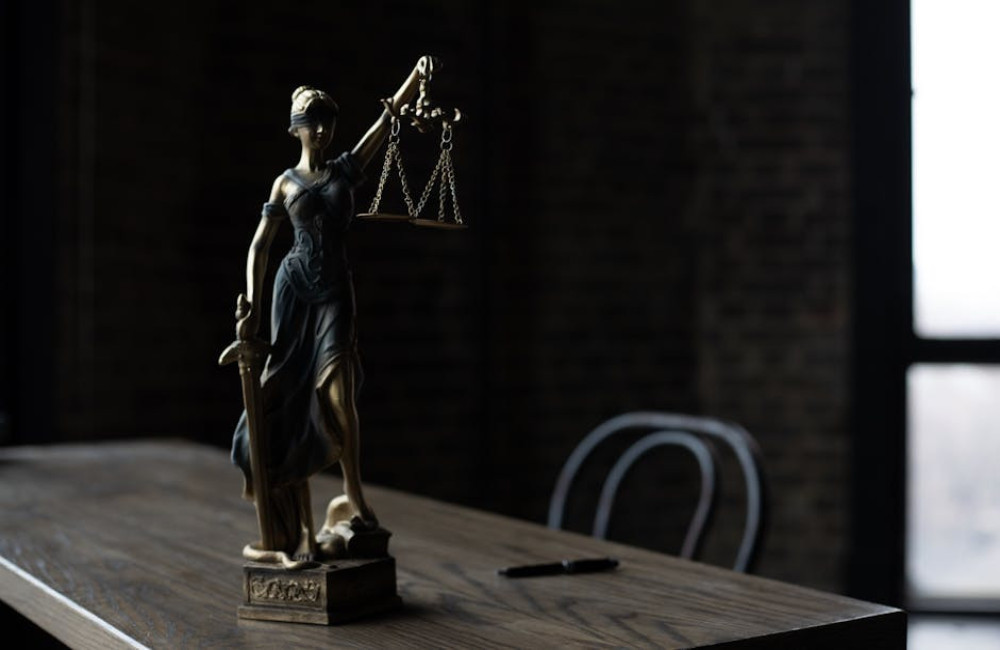 wat betekent het spreekwoord door de mand vallen?