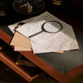 het is groen en vliegt in de kerk? dit is het antwoord op deze bekende puzzel